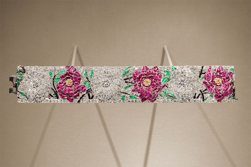 絡み合う花々、赤と白のローズ ブレスレット　1924年 プラチナ、エメラルド、ルビー、オニキス、イエローダイヤモンド、ダイヤモンド ヴァン クリーフ＆アーペル コレクション © Van Cleef & Arpels