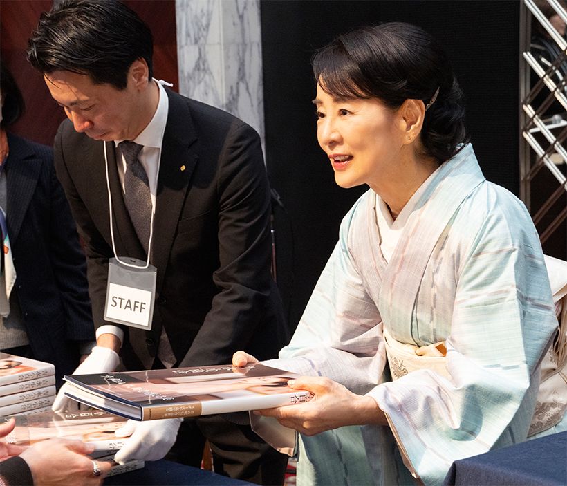トークショー終了後、直筆サイン本を一人一人に手渡し。