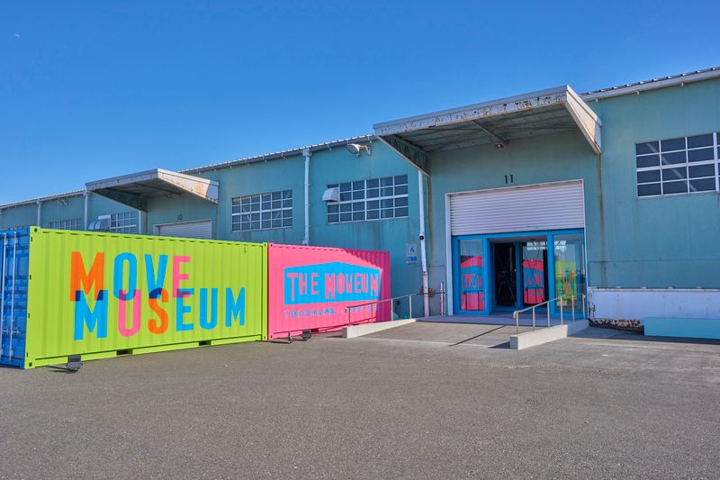 コンテナに塗られたカラフルなロゴが目を引く会場・山下ふ頭4号上屋