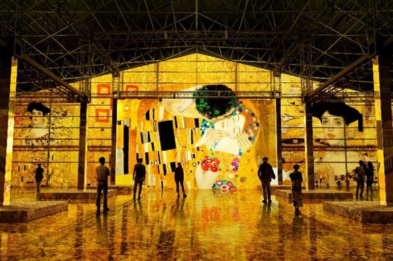 グスタフ・クリムト「黄金時代」 クリムトが描いた生命、愛、黄金、死といった人間の本質的なテーマを、きらめく映像とともに五感で楽しめる。