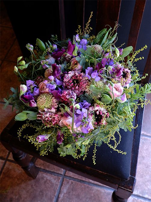 枝付きスイートピーの‘夜間飛行’にもう1種、人気のある枝付きスイートピーの‘ブルーフレグランス’を合わせて誕生日の贈り花に。ラナンキュラスの‘モロッコ HMラブ’と‘ペジェ’、スカビオサ‘ハルル’を合わせ、銀葉アカシアをあしらいました。春のパープル系アレンジは、大人っぽいエレガントさを感じさせます。