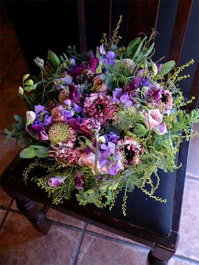 枝付きスイートピーの‘夜間飛行’にもう1種、人気のある枝付きスイートピーの‘ブルーフレグランス’を合わせて誕生日の贈り花に。ラナンキュラスの‘モロッコ HMラブ’と‘ペジェ’、スカビオサ‘ハルル’を合わせ、銀葉アカシアをあしらいました。春のパープル系アレンジは、大人っぽいエレガントさを感じさせます。