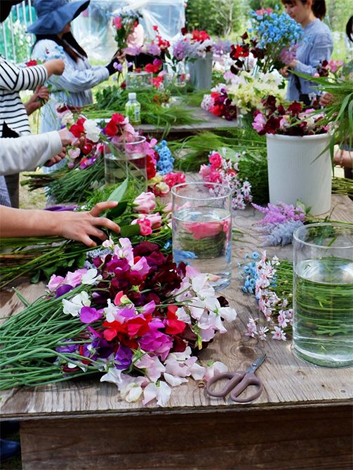 「花摘み会」のワークショップでは、私が店から持参した花の中から好きなものを選んで、摘み取ったスイートピーに合わせてもらいます。「花摘み会」はどこにお住まいの方でも参加できます。日程や応募については下記のホームページをご覧ください。