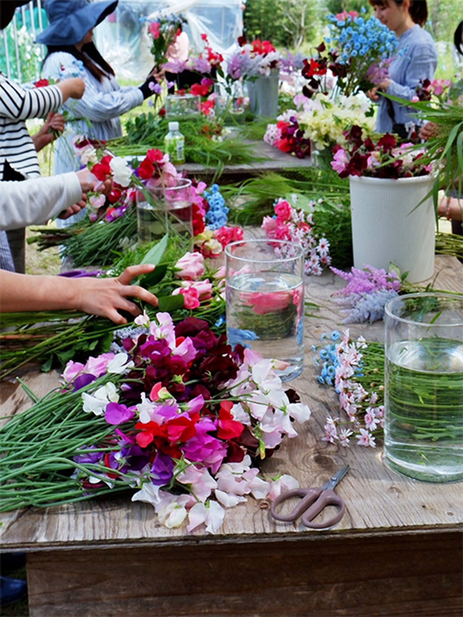 「花摘み会」のワークショップでは、私が店から持参した花の中から好きなものを選んで、摘み取ったスイートピーに合わせてもらいます。「花摘み会」はどこにお住まいの方でも参加できます。日程や応募については下記のホームページをご覧ください。