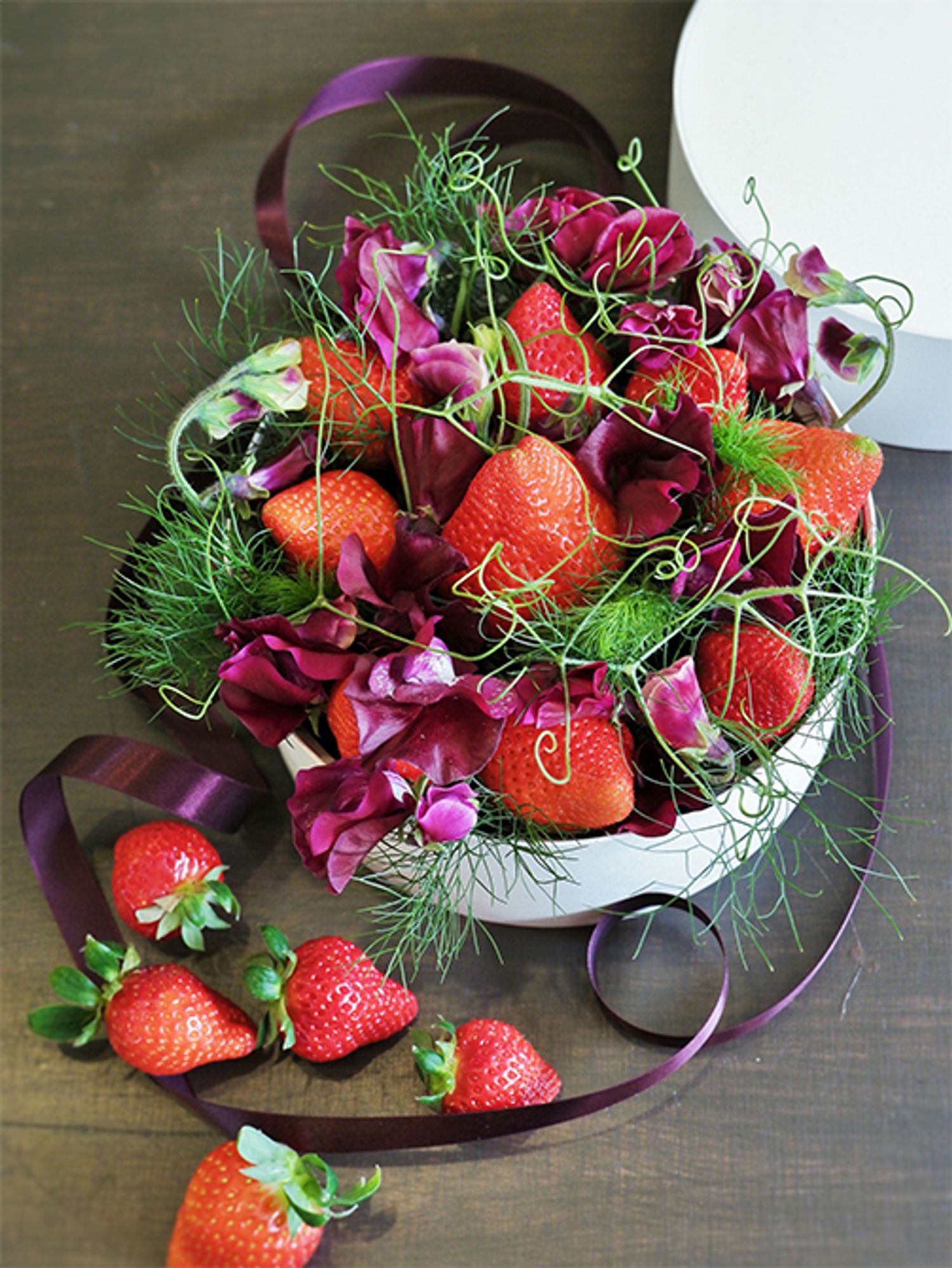 スイートピー‘ショコラ’はもちろん無農薬栽培。それを生かし、イチゴとハーブのフェンネルをボックスにアレンジしてみました。中国新聞に連載中の記事のために制作した贈り花です。イチゴは岡山産の‘晴れ娘’。フェンネルも「ファームたかお」さんのハウスで採れたもので、岡山産を集めてボックスに。産地を揃えるのもまた一つのストーリーになると思います。