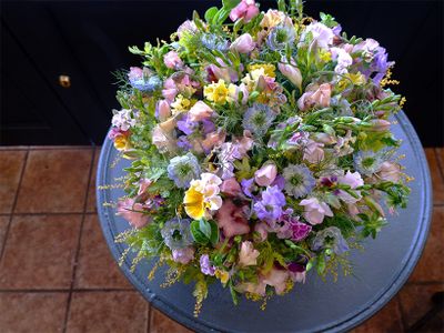 モネの絵が大好きなお友達に贈る誕生祝いのアレンジを制作しました。モネの描く淡い水彩画をイメージし、春のパステルカラーを集めました。染めのスイートピー‘メロウ’、宿根スイートピー‘ブルーフレグランス’、ニゲラ‘ミスジーキル’と3種のブルーが加わると、ぐっとエレガントな雰囲気になります。ほかにフリージア‘エアリーシェルピンク’、パンジー‘カルメン’、アカシア‘オーレア’などを使用。この時期には春の素敵な花がたくさん出回り、制作しながらうきうきした気分になります。