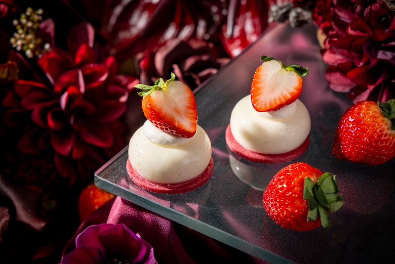 いちごとバニラのムース ビーツで色付けしたクッキー生地の上に濃厚な味わいのいちごゼリーをのせ、バニラ香るムースで包み込んだひと品。トップの国産いちごがフレッシュなおいしさ。