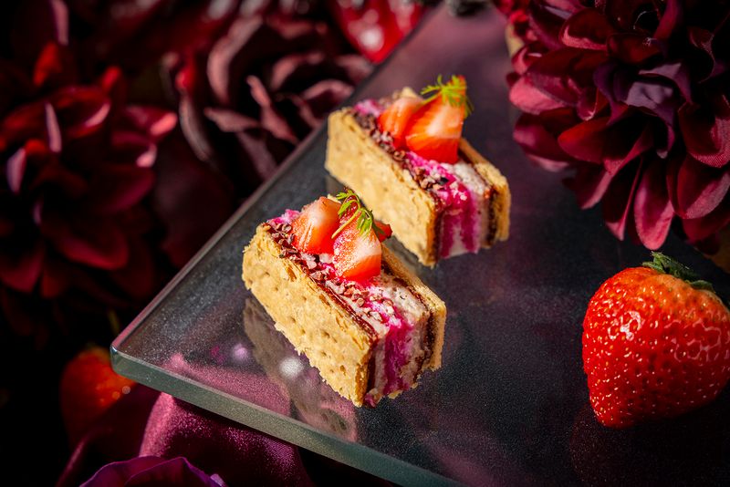 鴨といちごとカカオのミルフィーユサンド 鴨の生ハムといちごジャム、カカオ豆を重ね、多彩な味わいが楽しめるミルフィーユサンド。