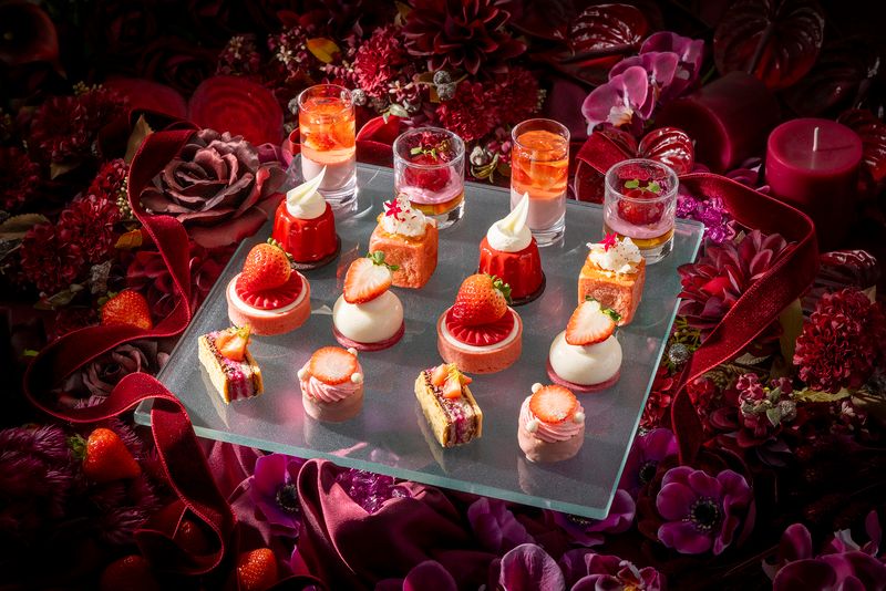 平らなガラスのプレートに美しいスイーツやセイボリーが並ぶ「スタンダードアフタヌーンティー」