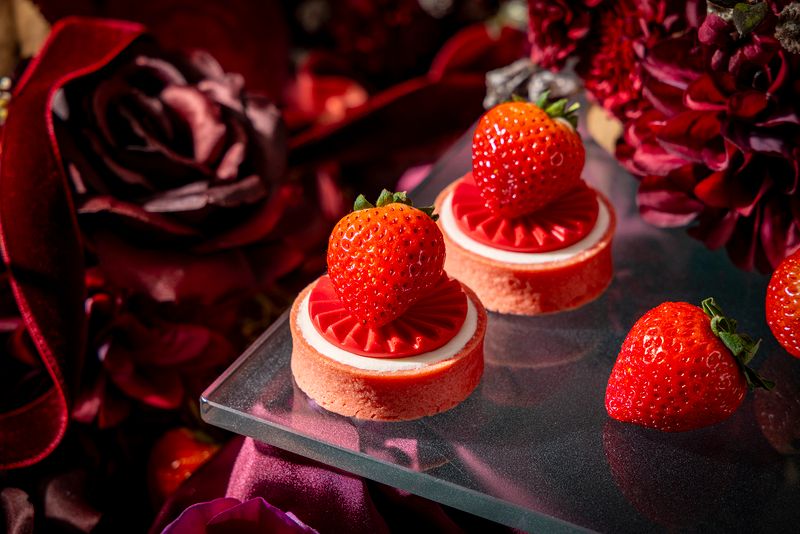 プラリネとオレンジのタルト いちごチョコレート オレンジジャムとナッツが香るガナッシュを重ねたタルトに、ストロベリーチョコレートといちごをあしらったひと品。上品な甘みとさわやかな酸味が好バランス。