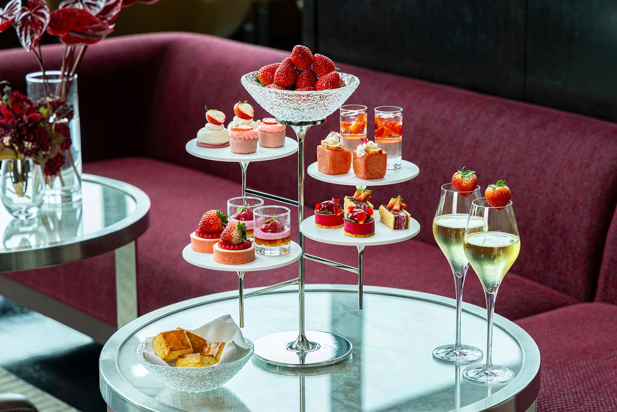東京湾を望む特等席でいちごを満喫。コンラッド東京のアフタヌーンティーに注目