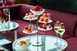 東京湾を望む特等席でいちごを満喫。コンラッド東京のアフタヌーンティーに注目