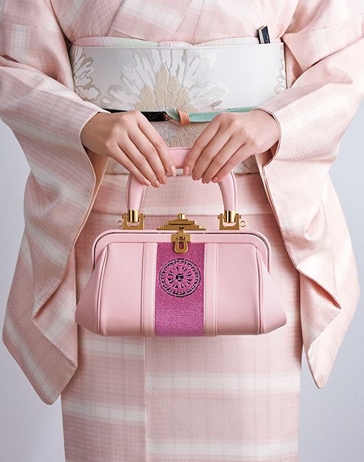 楚々とした佇まいが美しい桜色を重ねた上品な装い