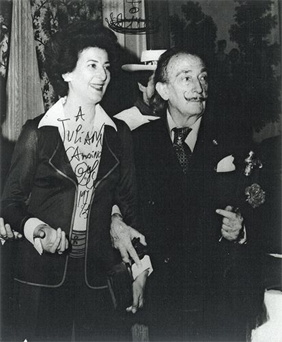 50年代にはニーマン・マーカス賞など、数々の賞を受賞。親交のあったダリは彼女を「デザイナーではなくアーティスト」と評していた。