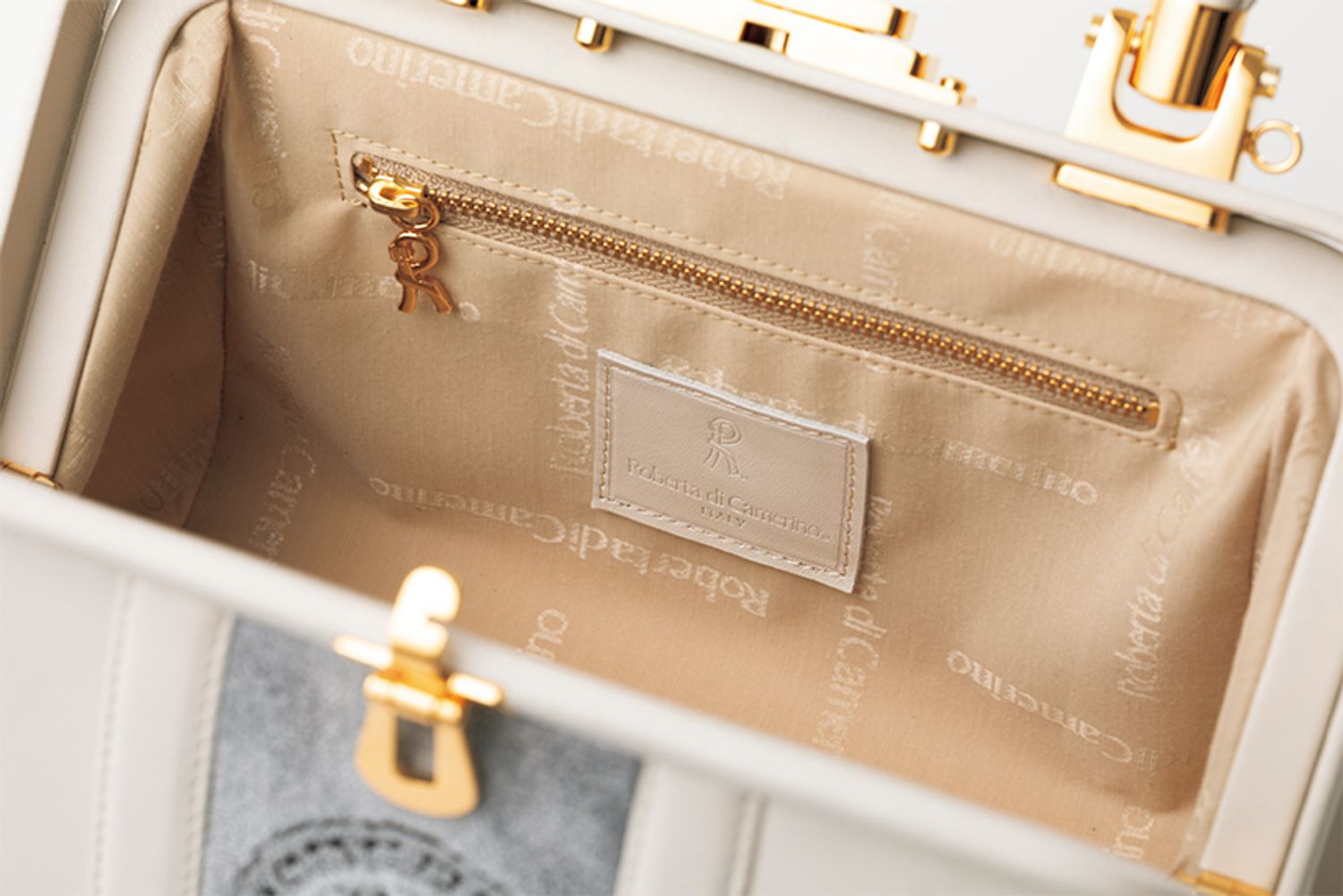 開口部が広いので、中も見やすく機能的。内側はベージュの布張り。