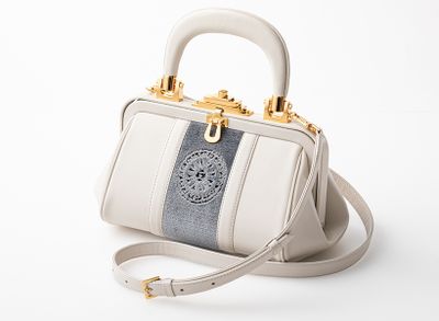 ストラップ付きだからクロスボディも可能。背面のベルベット部分は無地です。