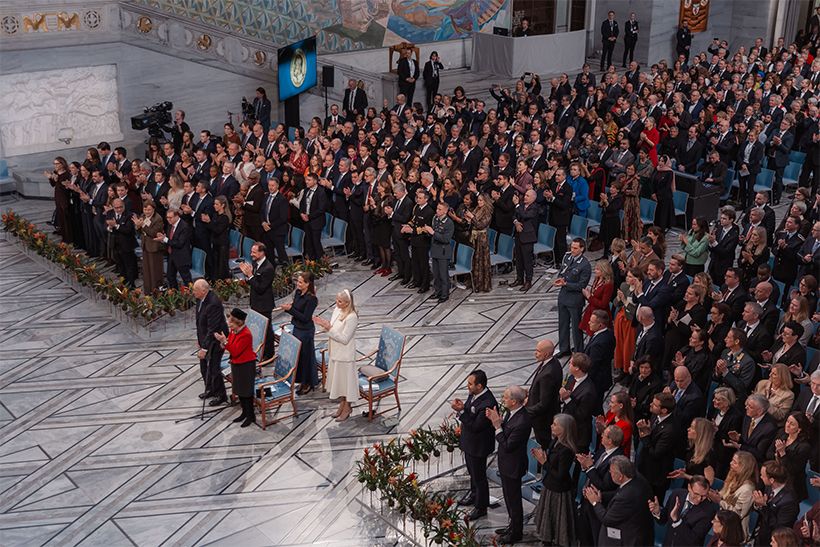 ノーベル賞授賞式では、受賞者がスウェーデン国王からメダルと賞状を授与される。