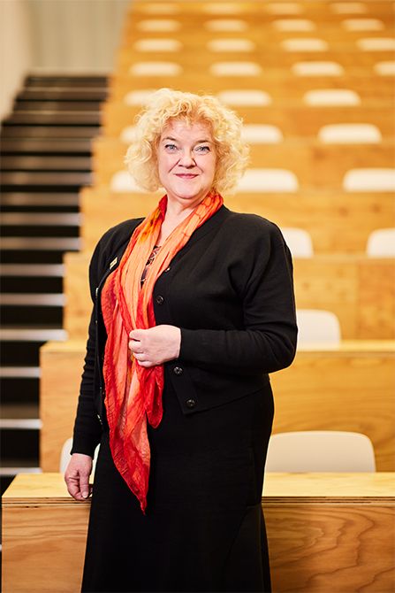 エヴァ・オルソン博士。物理学者、チャルマース工科大学教授、スウェーデン王立科学アカデミー会員、2023年のノーベル物理学賞選考委員長。世界的に著名な電子顕微鏡研究者で、東京大学工学部の電子顕微鏡開発プロジェクトにも共同研究者として携わっている。