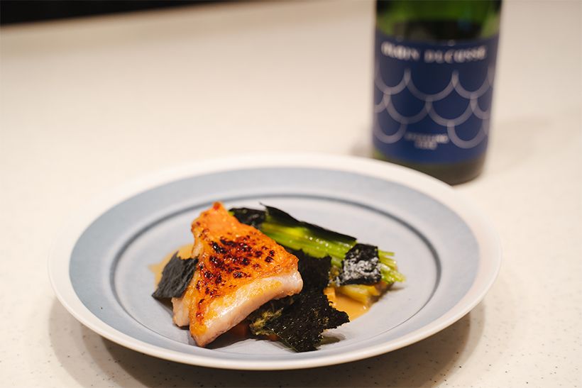 「アラン・デュカス・スパークリング・サケ」に合わせて小島景 氏が作った一品は「一本釣りした銚子産金目鯛、ポロねぎ、海苔のコンディマン」。