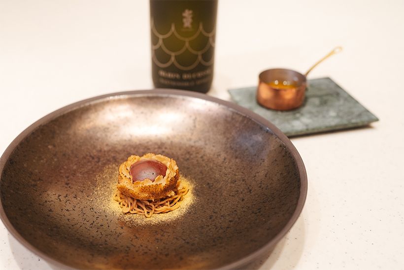 パティシエのアリテア・ロシニョール氏が「アラン・デュカス サステナブル・スピリッツ」に合わせて作った「栗と日本酒のデザート」。ソースは別添えに。