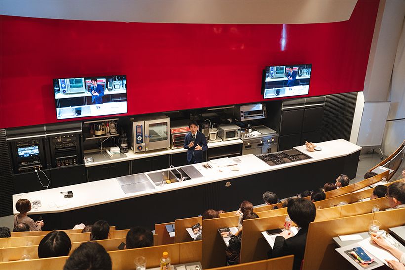 講座の冒頭で「七賢」の酒造りについて説明する、山梨銘醸の北原対馬氏。