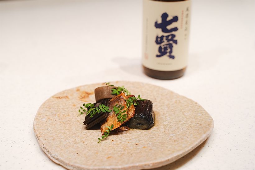 「七賢 純米 風凛美山」に合わせて堀内誠氏が作ったのは「低温調理したにしんと真昆布の煮物、大浦ごぼう、長なすを添えて」。