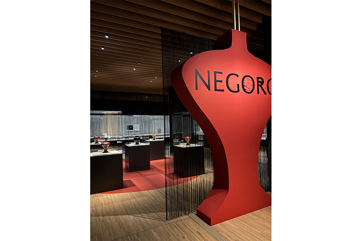 根来（ねごろ）」──朱の下にのぞく黒、二色の漆が重なり合う美