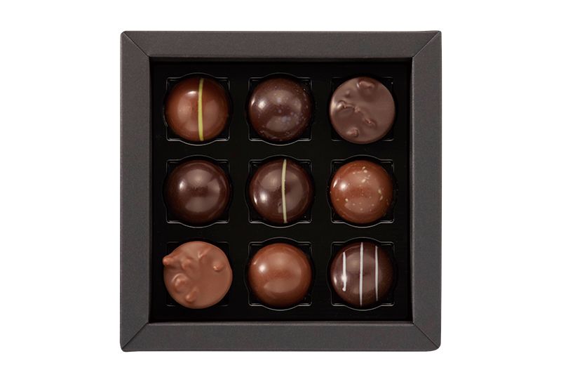 メゾンアンリの「コフレ キャラメル」9 個⼊ 5,940円。とろりととろけるキャラメルを閉じ込めたボンボンショコラが並ぶ。