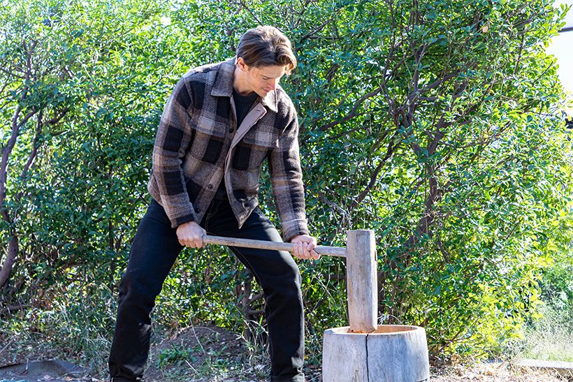 ネットオークションで求めたという年季の入った杵と臼。