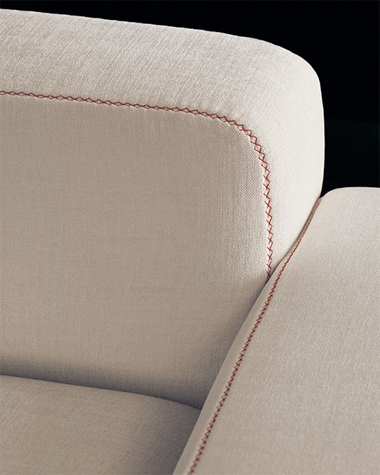 ステッチの色や縫い方まで選べるソファ「Tailor」（左アーム付き、28万8000円）。