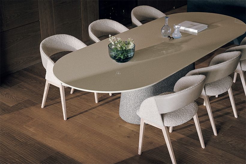 富士山にかかる笠雲のような形のテーブル「Casagmo」（幅270×奥行き110×高さ72センチ、95万8000円）ときものの後ろ姿をイメージした椅子「Michaeli（ミカエリ）」（幅55×奥行き54×座面高45×高さ76センチ、20万1000円）。