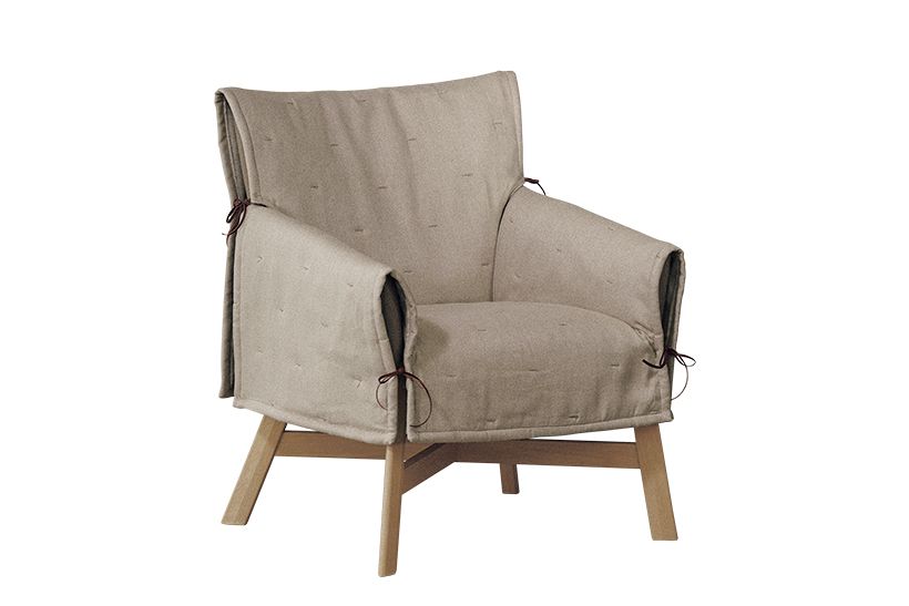 季節や気分に合わせてカバーを変えられる椅子「COROMO」（幅64.2×奥行き67×座面高39×高さ78センチ、31万円 カバー別売り11万9000円）。