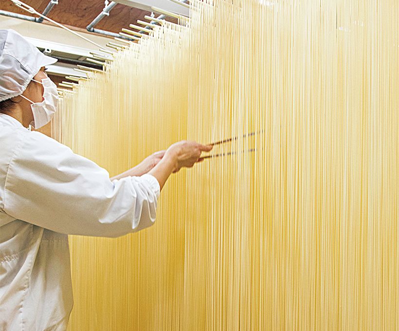 手延べ稲庭にゅうめんは“のばす”“やすませる”を繰り返し、つるつるとこしのある食感に。