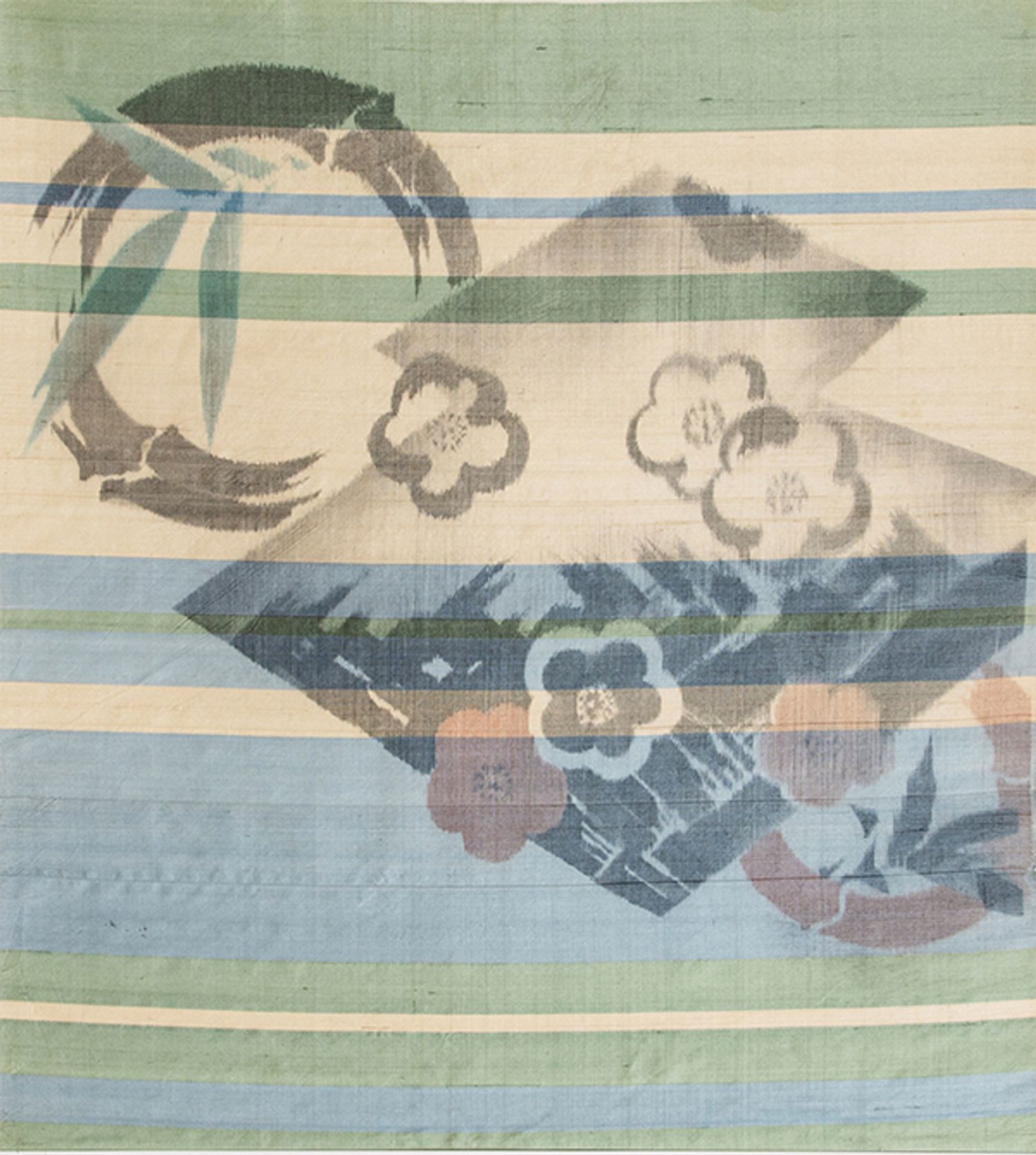 写真をさかさまにしてみましょう。これは夜の山に大きな月がかかった姿。朝と夜、陰と陽を際立たせ、吉祥柄に縞を組み合わせた、実に洒落た羽裏です。