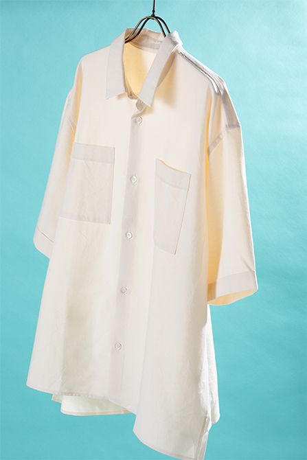 山梨県と郡内織物の組合や工房が協力して開発、製品化した、山梨の夏服「かいくーる」。前田源商店を含めて4つの会社が、様々なデザインのかいくーるを発売しています。写真は2025年の夏に前田源商店が出したオーガニックコットンが心地よいメンズのシャツ。1万4300円／前田源商店　TEL:0555-23-2231　https://www.maedagen-shop.com/ 