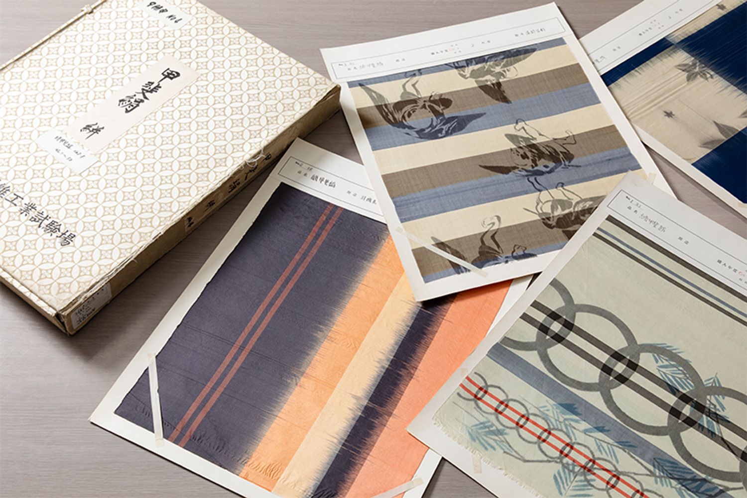 富士技術支援センターに大量にストックされている甲斐絹のアーカイブ裂。