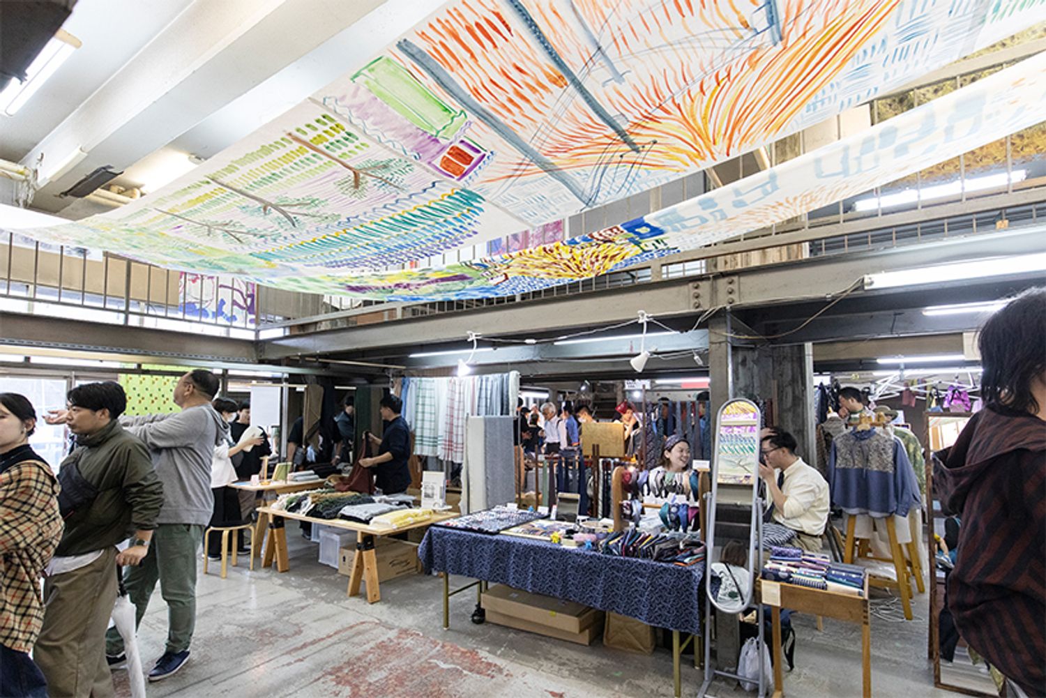 テキスタイルの販売だけではなく、学生たちの試作研究の発表展示や、ワークショップ、飲食など様々なブースが富士吉田の街中に並びます。