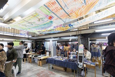 テキスタイルの販売だけではなく、学生たちの試作研究の発表展示や、ワークショップ、飲食など様々なブースが富士吉田の街中に並びます。