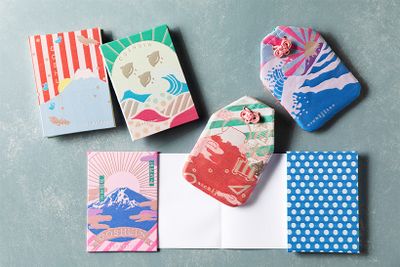 左上2点（123、ちどり）と下（ふじさん）・GOSHUINノート 11×16㎝ 各2530円、右上2点（fuji、akafuji）・おまもりぽっけ 11.5×17㎝ 4180円。