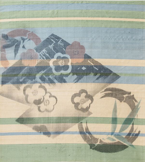 正解　松竹梅が左上から右下へ配置され、上半分には山から赤い朝日が昇る情景が織られています。では下半分にはなにが描かれているのでしょうか？