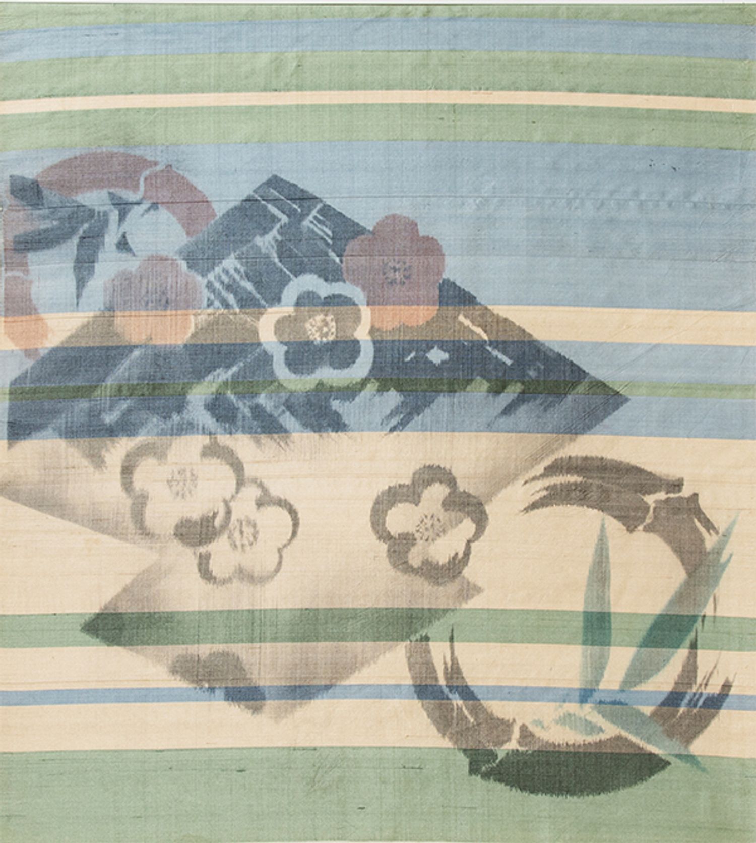 正解　松竹梅が左上から右下へ配置され、上半分には山から赤い朝日が昇る情景が織られています。では下半分にはなにが描かれているのでしょうか？