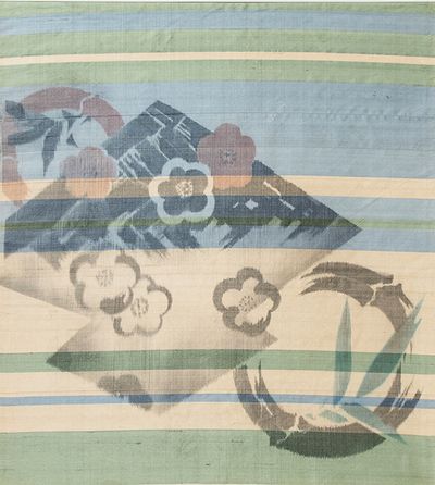 正解　松竹梅が左上から右下へ配置され、上半分には山から赤い朝日が昇る情景が織られています。では下半分にはなにが描かれているのでしょうか？