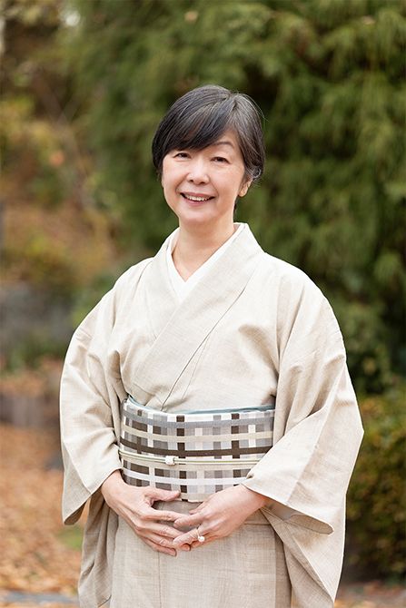 田中敦子（たなか・あつこ）　工芸、きもの、日本文化を中心に、取材、執筆、編集を行う。染織史を故・吉岡幸雄氏より学び、「買う、使う、学ぶ」をライフタスクとしている。 近著は、『父のおじさん 作家・尾崎一雄と父の不思議な関係』（里文出版）、『J-style Kimono 私のきもの練習帖』『J-style Utsuwa 私のうつわ練習帖』（春陽堂書店）。また、企画展プロデュースやアドバイザー、審査委員など、工芸まわりのあれこれにたずさわる。近況としては、作家・尾崎一雄の幻の新聞小説「とんでもない」を発掘、初書籍化のため編集作業を行う。2026年2月に刊行予定。