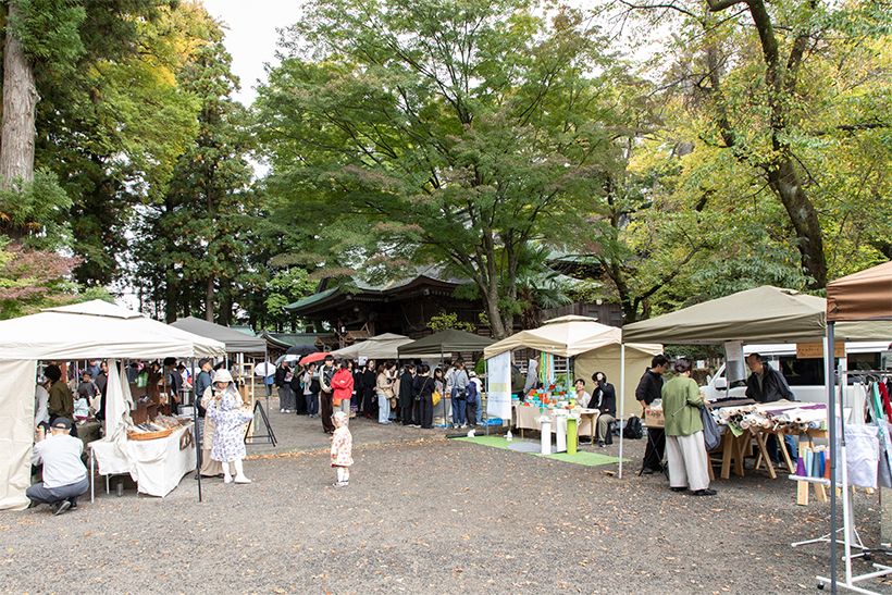 富士吉田市にある小室浅間神社の境内にも、たくさんのテントが並びます。