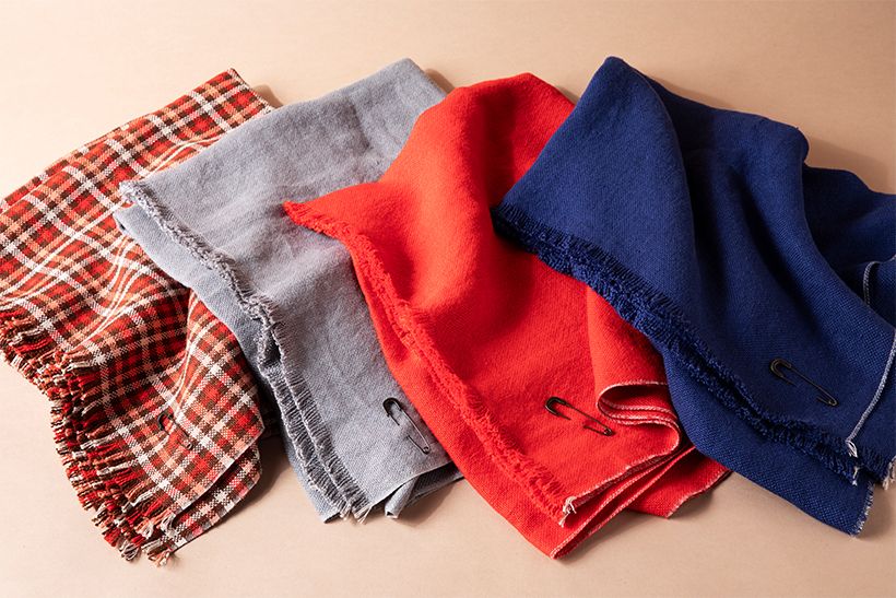 ハタオリマチフェスティバル会場で、奥様がまとっていたような大判ストールが定番人気アイテム。写真はウィンターリネンと呼んでいる「リネンバイオストール」（96×170㎝）。さらりと柔らかい肌心地で、体がふわっと天然素材の温もりに包み込まれます。付属のストールピンを使って巻きスカートのようにも装えます。各2万2000円／TENJIN FACTORY  https://www.tenjin-factory.com/ 