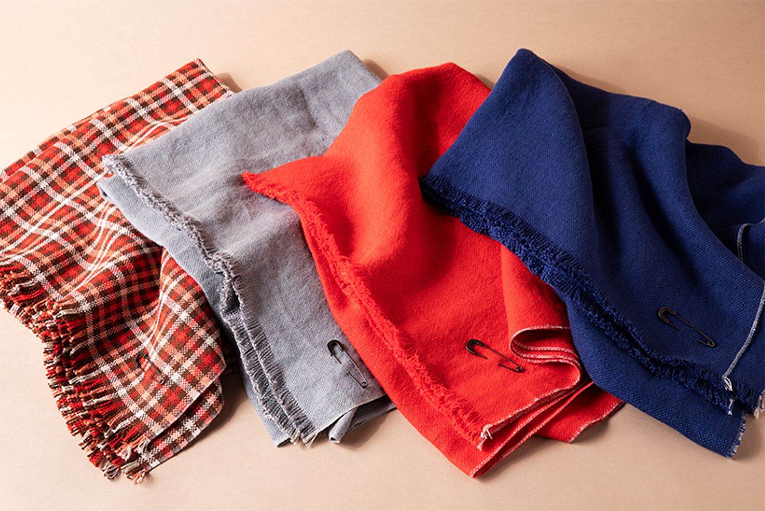 写真はウィンターリネンと呼んでいる「リネンバイオストール」（96×170㎝）。各2万2000円。