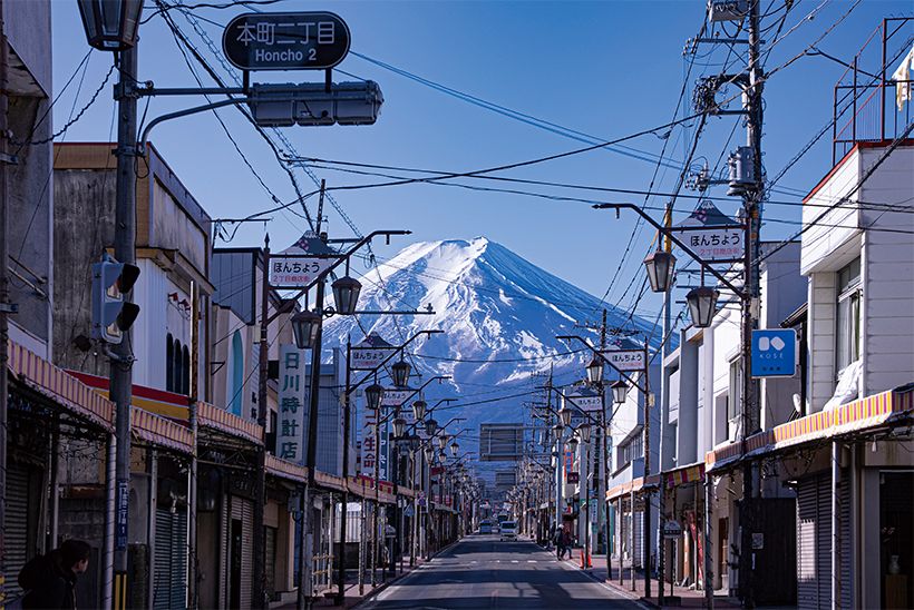 富士吉田市の商店街のまっすぐ先に、霊峰富士がそびえます。©Tomoko Mohri（TRICKY inc.）