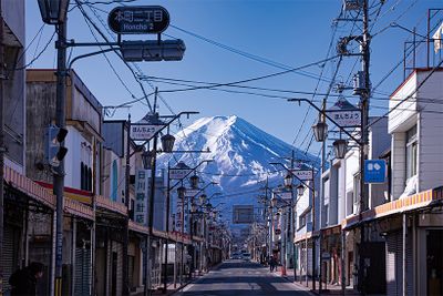 富士吉田市の商店街のまっすぐ先に、霊峰富士がそびえます。©Tomoko Mohri（TRICKY inc.）