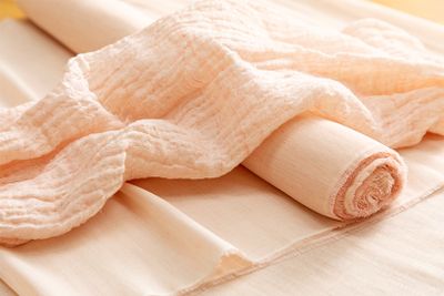 コットンリネンのストール6600円と、同じ素材で洗いをかけることでテクスチャーをつけたプチふわスカーフ1650円。