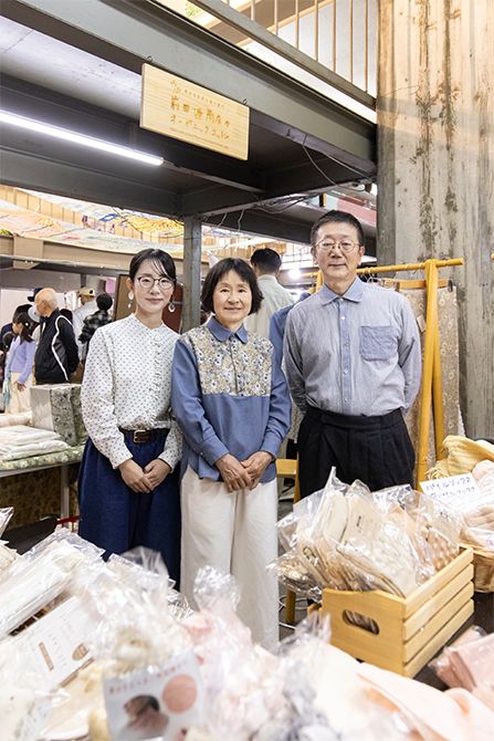 家族経営の前田源商店。前田社長（右）は奥様（中央）、お嬢様（左）とともに、オーガニックコットンや草木染の製品をコツコツと作り続けています。「主力はブランケット。赤ちゃん用のおくるみなども人気があります。娘はうちで作った生地で、コートやブラウスなどのファッションアイテムをデザイン。扱う商品にも幅が出てきました」。